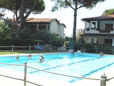 ville con piscina lido di spina